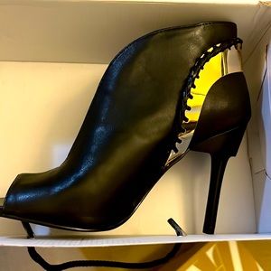 Leather open toe bootie with gold coloured accent around back, beautifully pair!